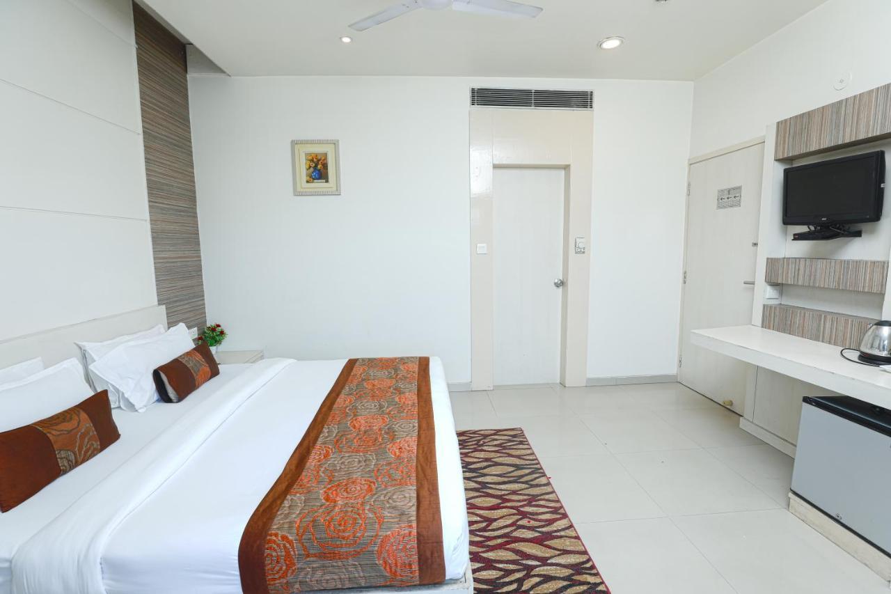 Hotel Le Castle Rudrapur Exterior photo