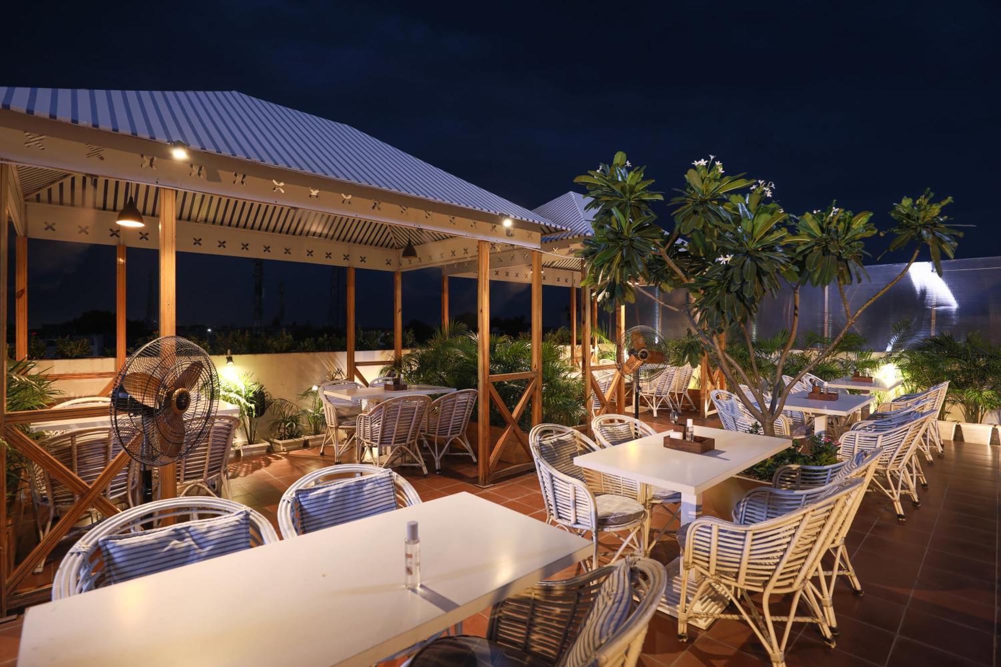 Hotel Le Castle Rudrapur Exterior photo