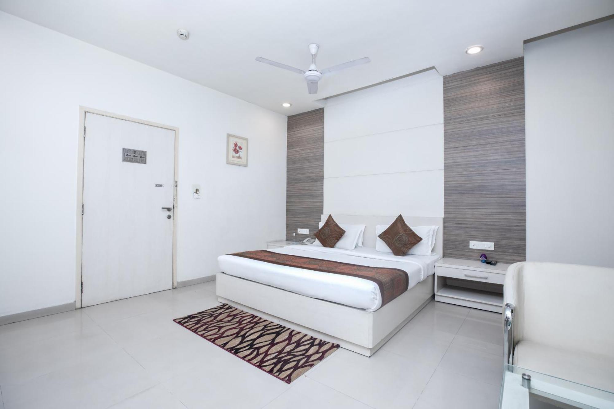 Hotel Le Castle Rudrapur Exterior photo